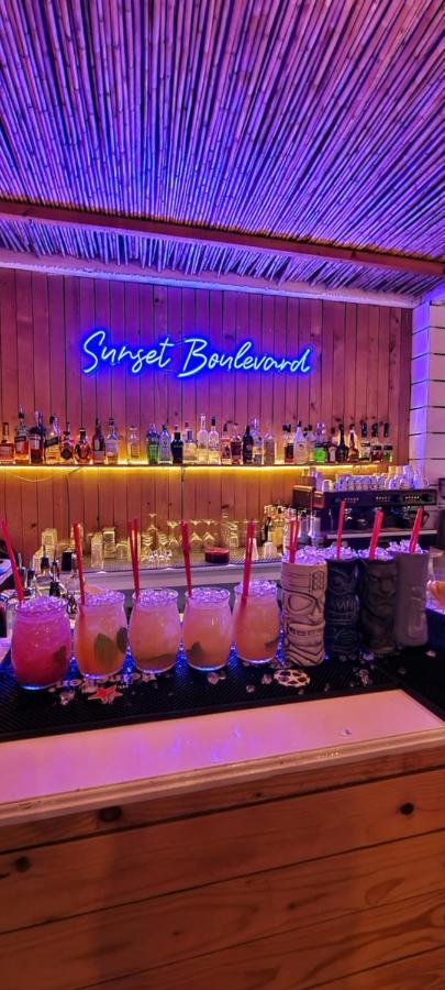 Sunset Boulevard Hotel Кепаро Экстерьер фото